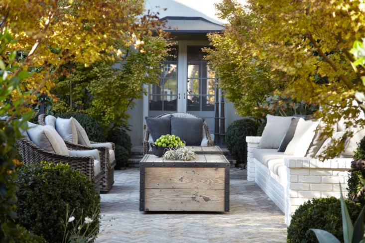 patio-deck-white-brick-herringbone-built-in-seating-outdoor chairs-gardenista