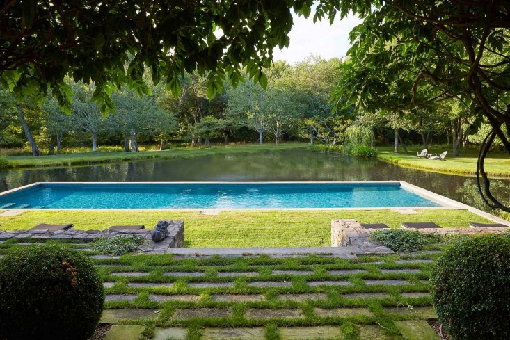 scott-mitchell-bridgehampton-landscape-garden-pool-pavers-gardenista