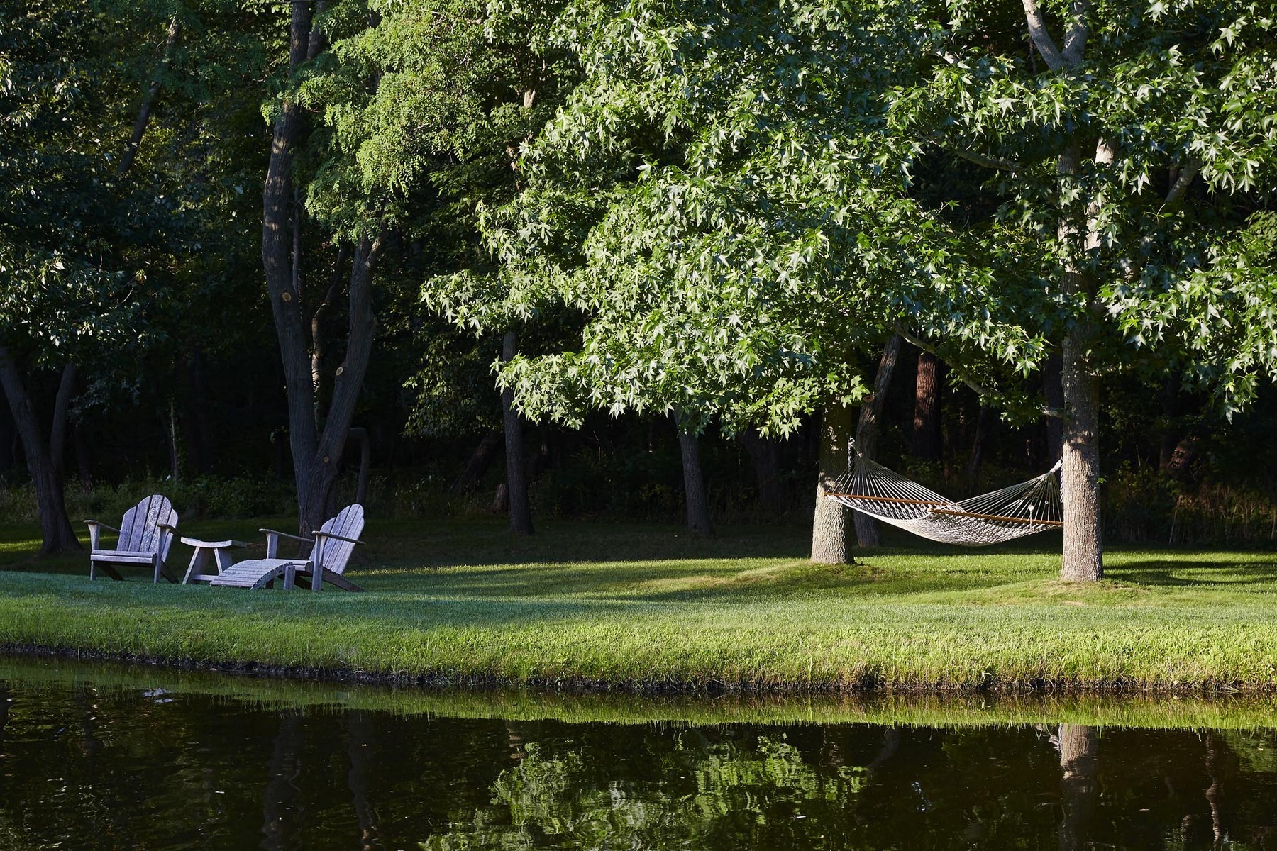 scott-mitchell-bridgehampton-landscape-garden-hammock-adirondack-chairs-gardenista