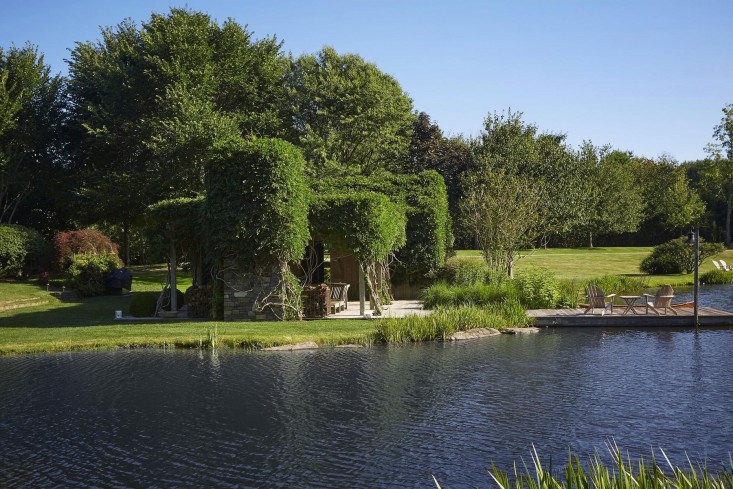 scott-mitchell-bridgehampton-landscape-garden-pond-pergola-gardenista