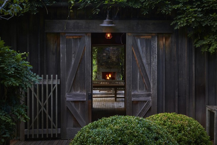 scott-mitchell-bridgehampton-landscape-garden-boxwood-barn-doors-gardenista