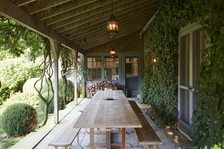 scott-mitchell-bridgehampton-landscape-garden-covered-deck-dining-furniture-wisteria-gardenista