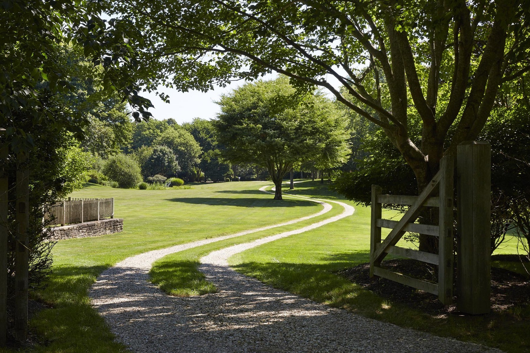 scott-mitchell-bridgehampton-landscape-garden-driveway-gate-gardenista