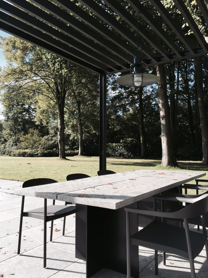 COPP_POOLHOUSE_Merckx_black_steel_pergola_dining_patio_terrace_Gardenistajpg