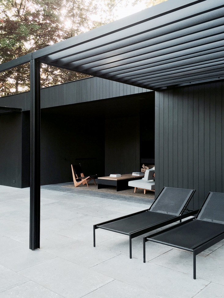 COPP_POOLHOUSE_Merckx_black_tmber_facade_steel_pergola_chaise_loungers_patio_terrace_Gardenista